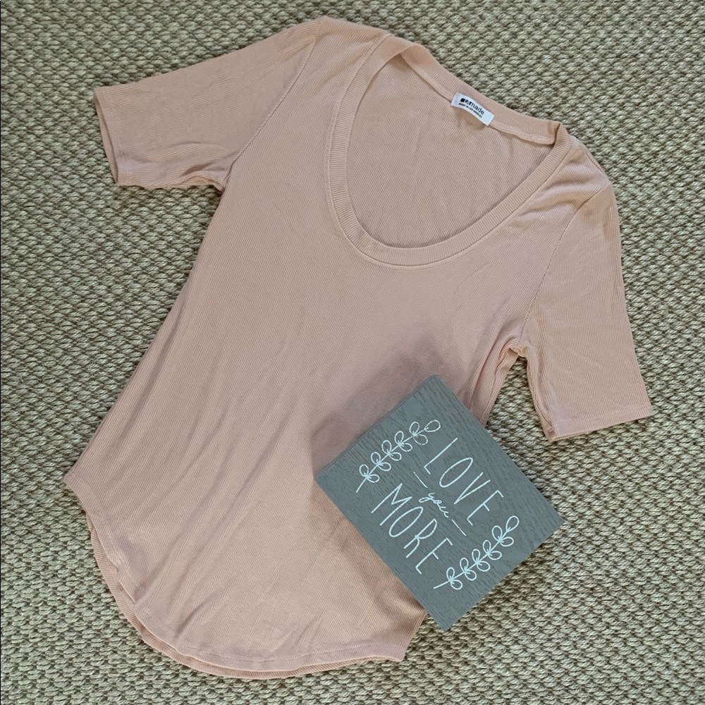 NEW! LA made Scoop Neck Curved Hem Rib Knit Top 
Size XS